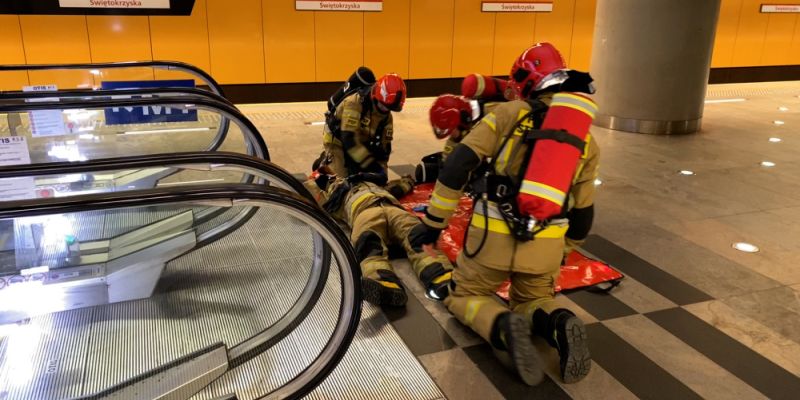 Ewakuacja, gaszenie pożaru i zadymienie - młodzi strażacy ćwiczyli na dwóch liniach metra