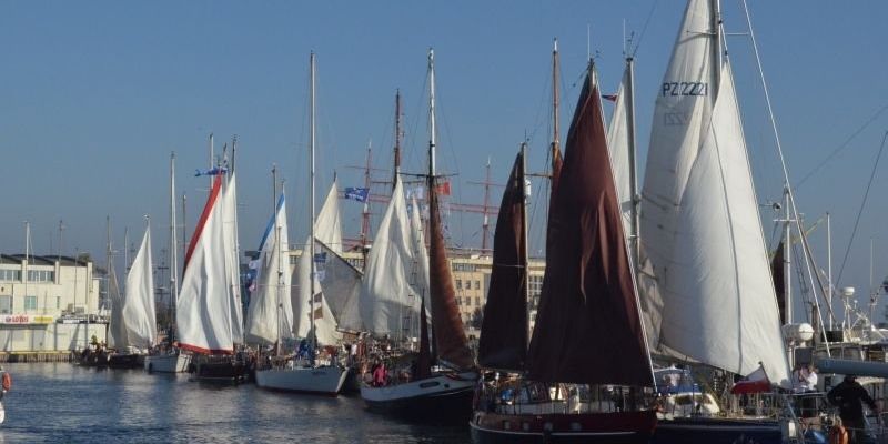 Klasyczne jachty nadpływają do Gdyni