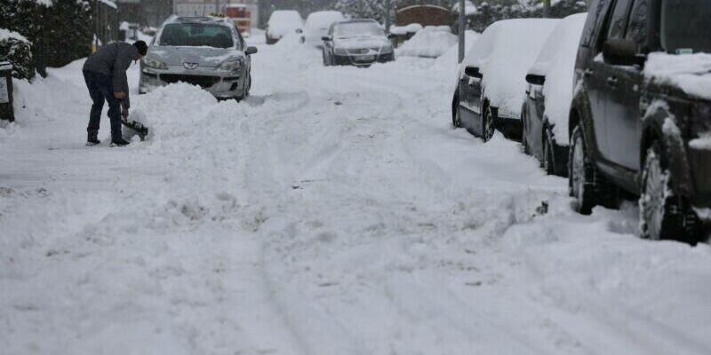 Śnieg na chodniku - kto ma obowiązek go posprzątać? Gdzie zgłosić zaniedbania?