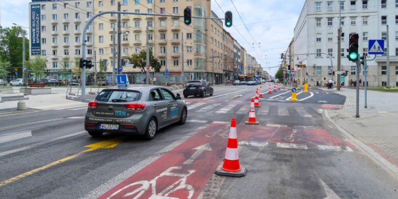 Problematyczne oznakowanie rowerowe przy parku centralnym w Gdyni wzbudza kontrowersje