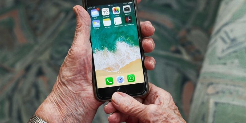 Smartfon dla seniora bez tajemnic
