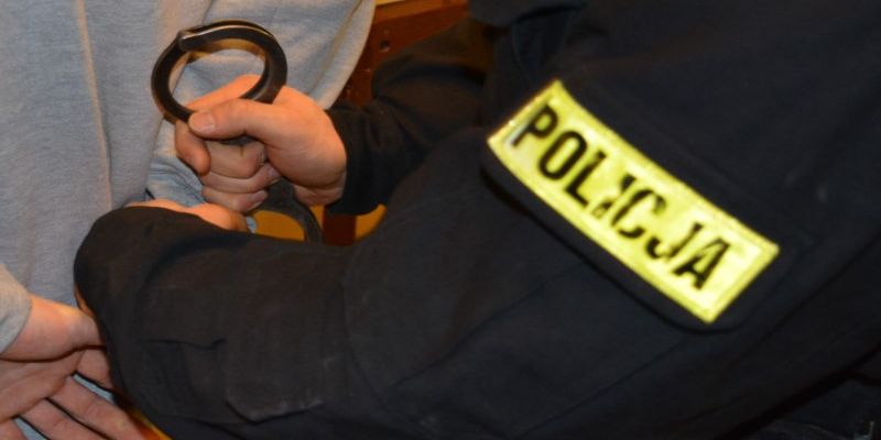 Policjanci zatrzymali 40-letniego mieszkańca Gdyni, który uszkodził kilka pojazdów.