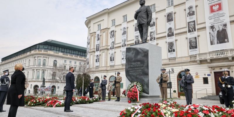 Prezydent Andrzej Duda złożył hołd ofiarom katastrofy smoleńskiej