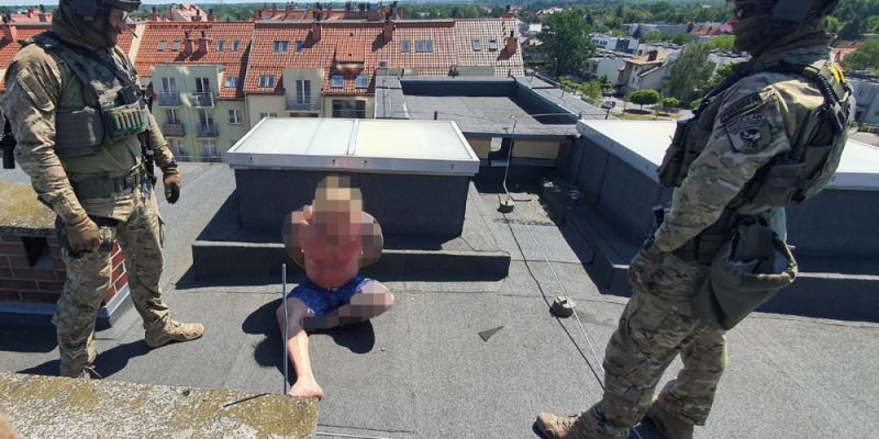Zatrzymany 45-latek schował się na dachu