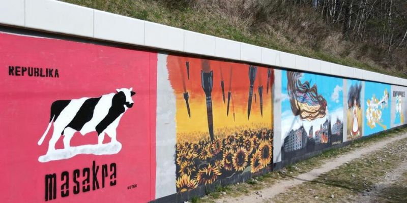 Solidarni z Ukrainą. Antywojenna galeria murali wzdłuż torów kolejowych.
