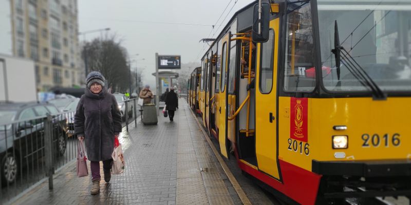 Wolscy seniorzy apelują o więcej niskopodłogowych tramwajów ulicą Obozową