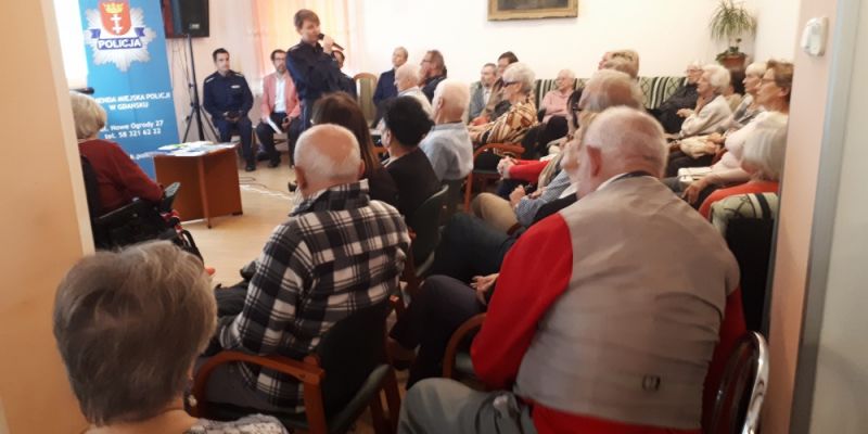 Senior w ruchu drogowym - Policja i MOPR zapraszają osoby 60 plus na spotkanie