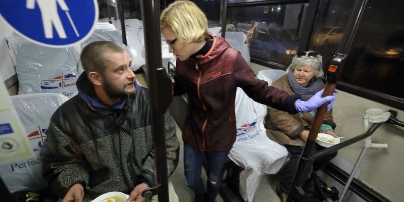 Autobus SOS pomaga do końca marca - m.in. ponad 16 tys. posiłków wydanych os. bezdomnym