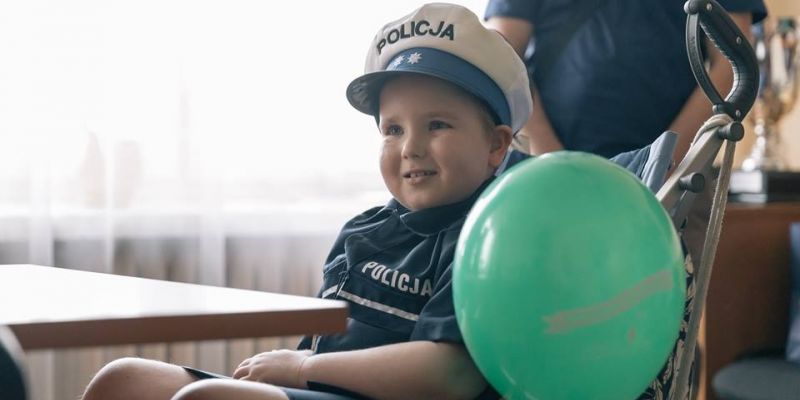 policjantka w Krakowie. Fundacja Mam Marzenie spełniła marzenie Malwinki
