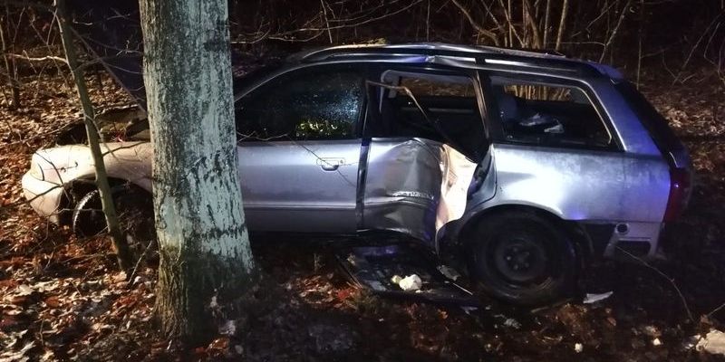 Policjanci wyjaśniają okoliczności wypadku w Gościcinie, gdzie kierowca audi uderzył w drzewo