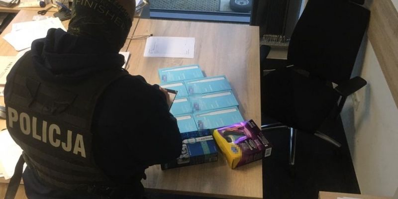 Policjanci zatrzymali oszusta, który płacił kilka złotych za elektryczne szczoteczki
