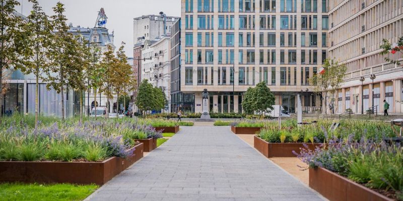 Plac Powstańców Warszawy po przebudowie. Więcej zieleni i przestrzeni do wypoczynku