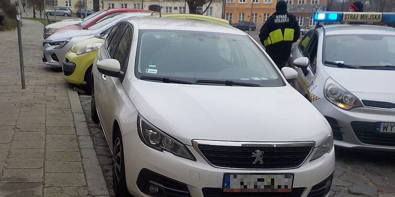 Na ulicy pozostawił auto z pracującym silnikiem. W środku bawił się 7-latek