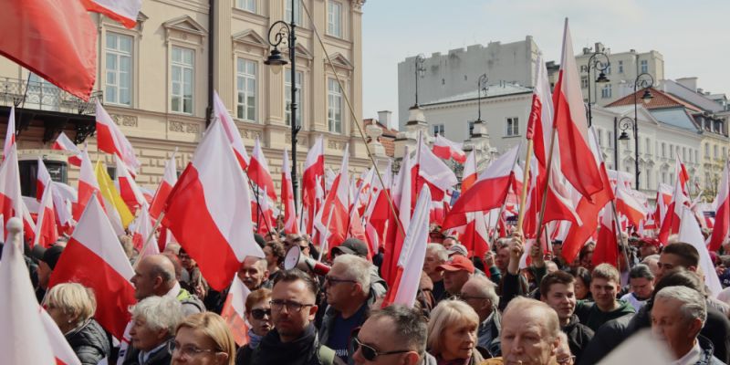 Polonez na Krakowskim i marsz pod telewizję