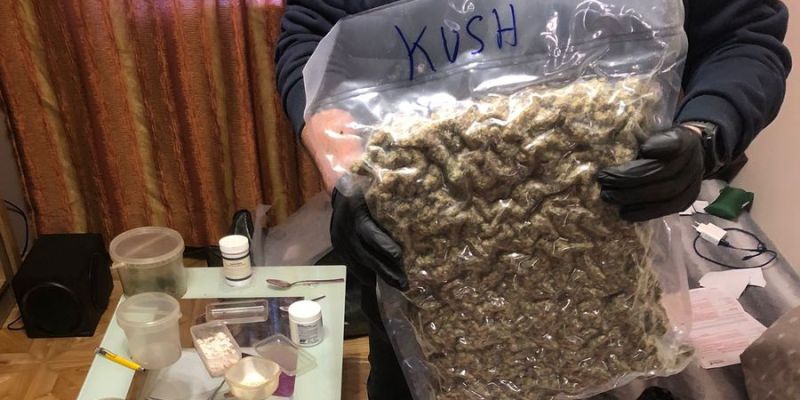 Policja na Bielanach zabezpiecza ponad 2 kilogramy narkotyków