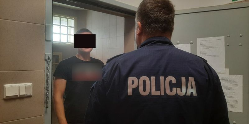 Nie zatrzymał się do kontroli drogowej. Staranował radiowóz. Był już wcześniej znany policji