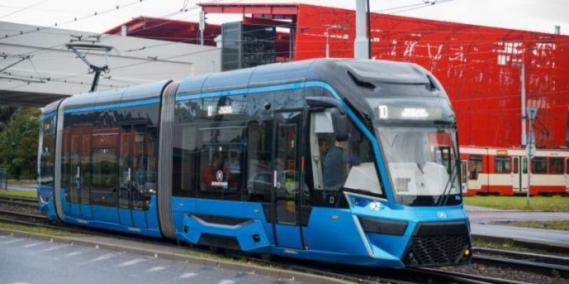 Nowoczesny tramwaj na ulicach Gdańska