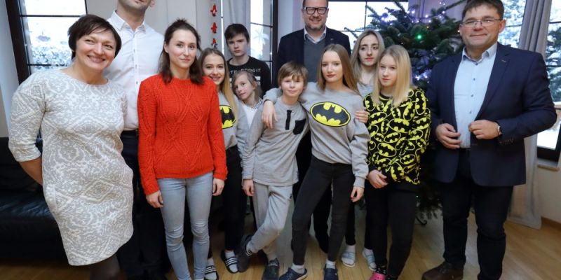 Prezydent Gdańska pomagał w przygotowaniach do Świąt Bożego Narodzenia w "Domu pod Irysami"