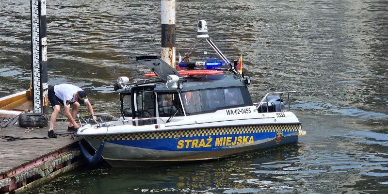 Dramatyczna akcja na Wiśle. Pijany uparł się, że dopłynie na łachę na środku Wisły