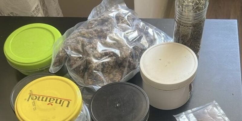 Kryminalni zabezpieczyli narkotyki i ponad 44 tysiące złotych