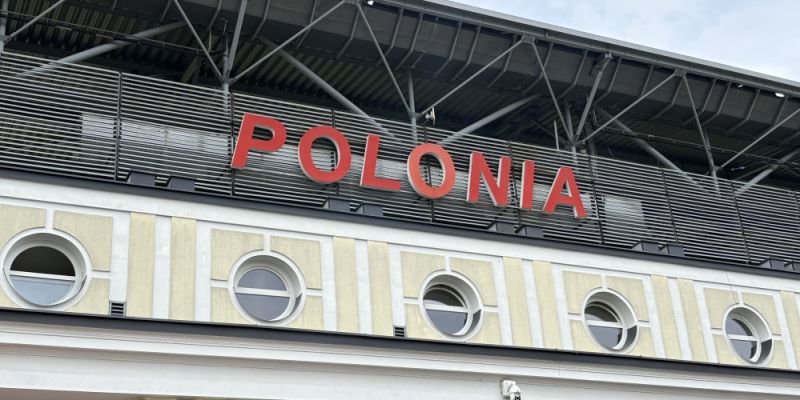 Transparent „Żadnej integracji – wszyscy do deportacji” podczas meczu Polonii. Klub wydał oświadczenie