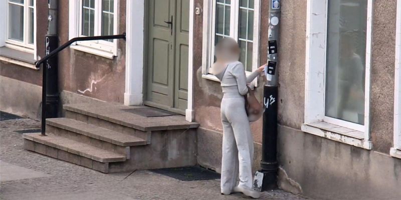 Nielegalnie oklejały słupy i rynny w centrum Gdańska. Nie obeszło się bez mandatu