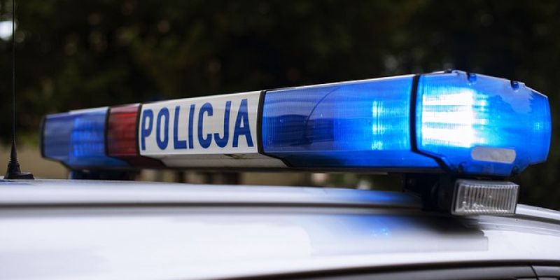 15-latek uciekał autem przed policją, skończył na słupie