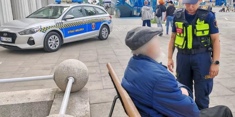 Strażnicy miejscy uratowali zagubionego seniora na Pradze-Północ