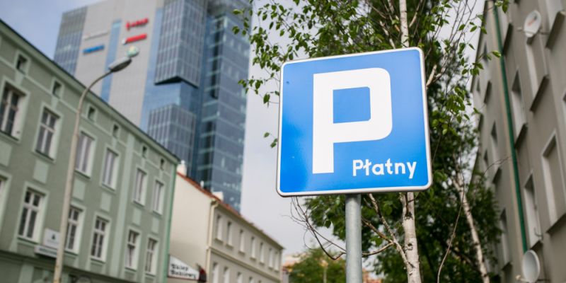 Rozpoczęcie poboru opłat w nowych sektorach płatnego parkowania później, niż zakładano