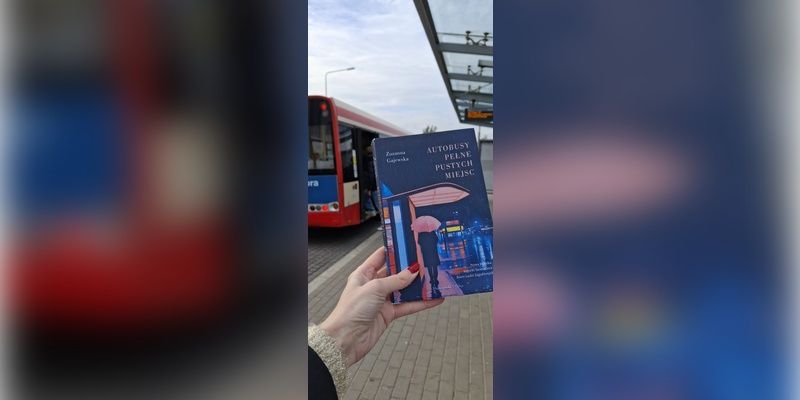 „Autobusy pełne pustych miejsc” oraz pełne książek