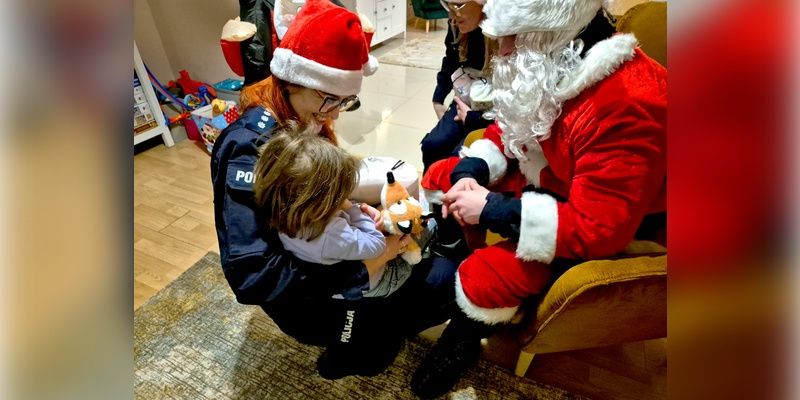 Policjanci i Święty Mikołaj odwiedzili Domy dla Dzieci na terenie Otwocka