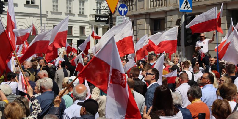 „Marsz za Polską” przeszedł ulicami Warszawy. W tłumie pojawiły się też maski Zorro