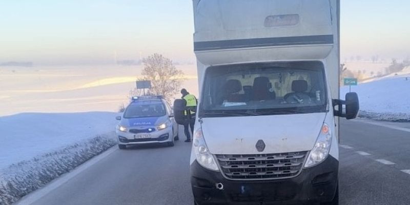 Renault staczało się na DK91 w Gniewie. Policja uratowała sytuację