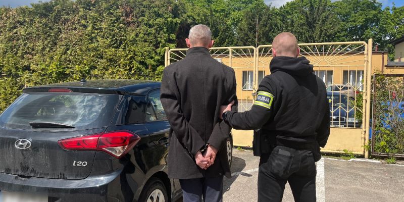 Dramatyczna interwencja policji w Turowie – 80-latka uratowana z płonącego budynku