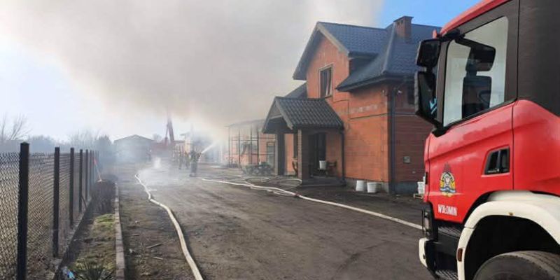 Pożar stolarni pod Warszawą. Strażacy wciąż działają na miejscu