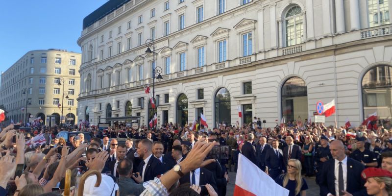 [Fotorelacja] Polacy przyjechali spotkać się z prezydentem Karolem Nawrockim