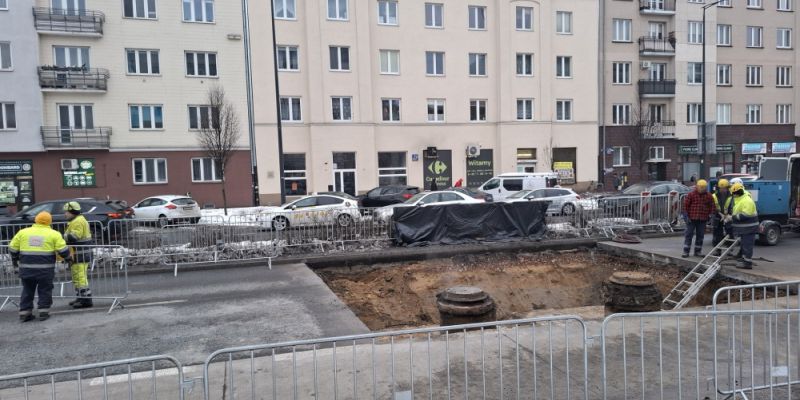 Awaria ciepłownicza na Woli - zamknięty odcinek ul. Górczewskiej, utrudnienia w komunikacji