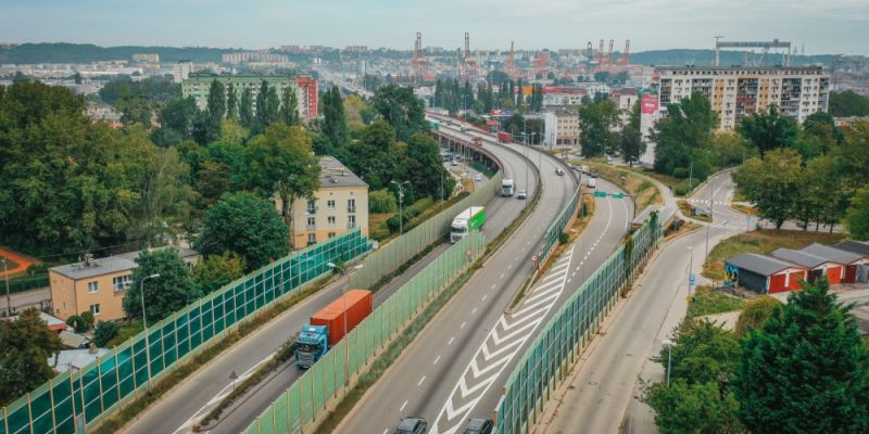 Czyszczenie ekranów dźwiękochłonnych w Gdyni: przywracanie blasku na 45 tysiącach metrów kwadratowych