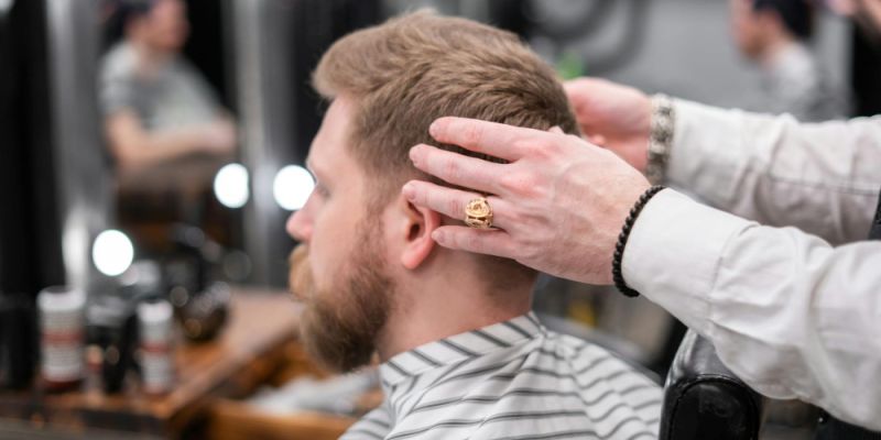 Jak dobrać fryzurę męską do kształtu twarzy i rodzaju włosów?