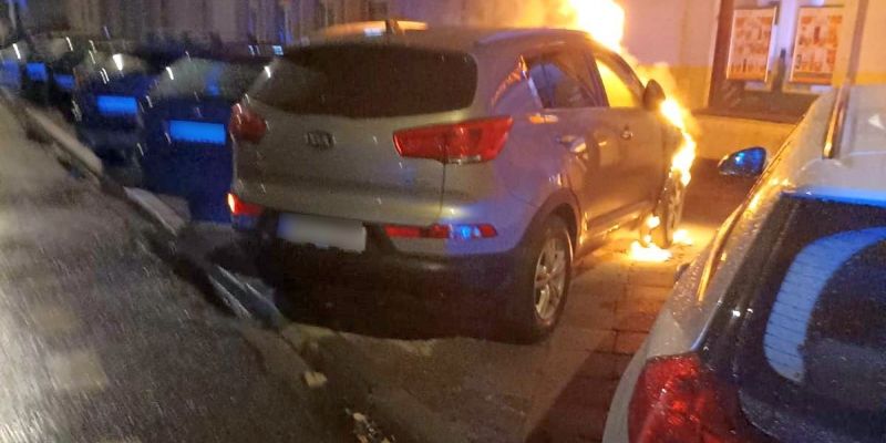 Nocna akcja ratunkowa na Pradze-Północ: Strażnicy miejscy zapobiegli tragedii podczas pożaru SUV-a