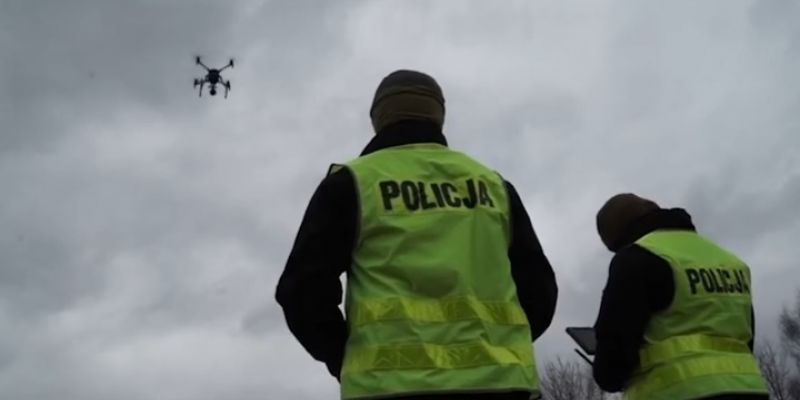 Policjanci przypominają o bezpiecznym i zgodnym z przepisami użytkowaniem dronów