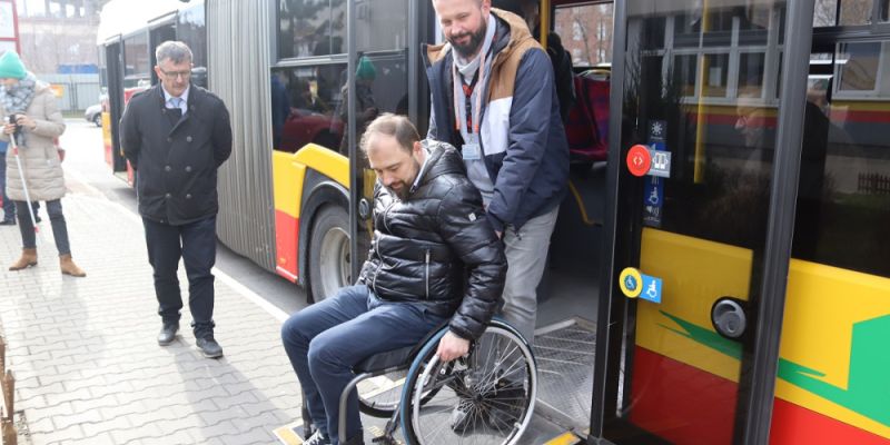 Kierowcy pomogą pasażerom z niepełnosprawnościami