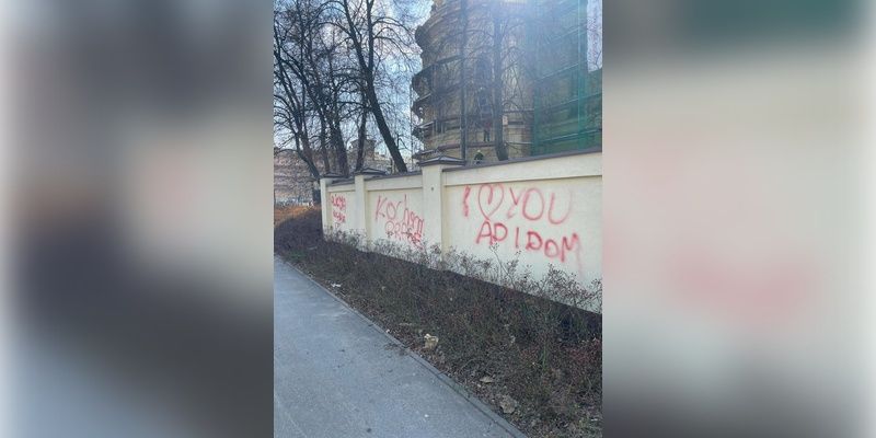 Pijani mężczyźni zniszczyli ogrodzenie cerkwi na Pradze Północ