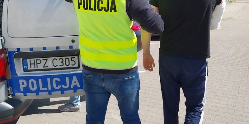 Wjechał w grupę ludzi na chodniku – w końcu jest w rękach policji