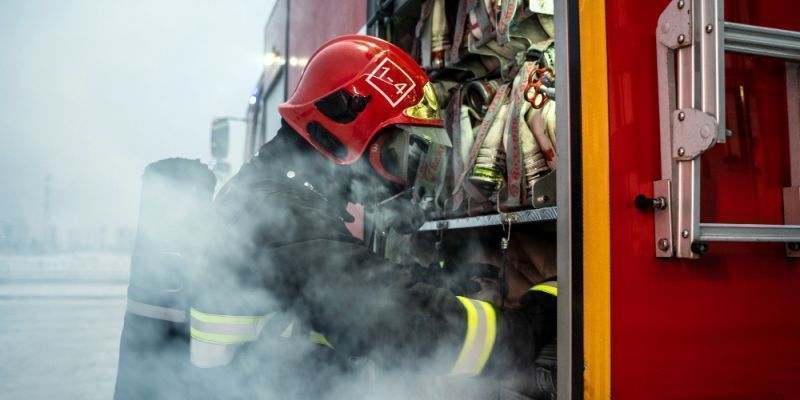 Pożar hali w Słupnie koło Wołomina. Spłonęły pojazdy, trwa dogaszanie