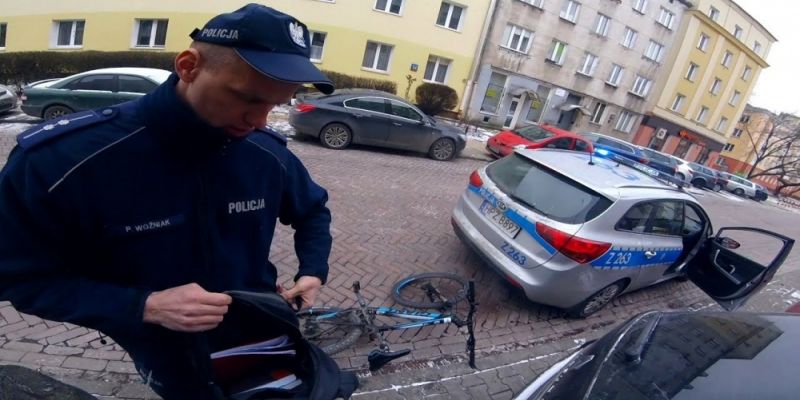 32-LATEK ZATRZYMANY PRZEZ KRYMINALNYCH Z RUMI ZA ROZBÓJ W PLACÓWCE BANKOWEJ