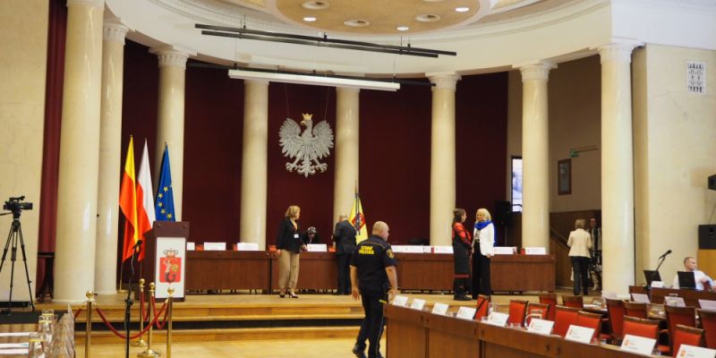 [Komentarz] Sesja sierpniowa czyli, kiedy skończą się wakacje (Prezydenta) ?