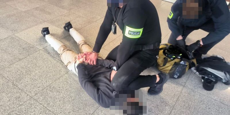 Rozbój w centrum Gdańska. Policjanci zatrzymali czterech obywateli Szwecji tuż przed odlotem