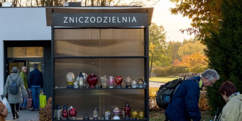 Bielany zachęcają do recyklingu zniczy: użyj ponownie zamiast kupować nowe