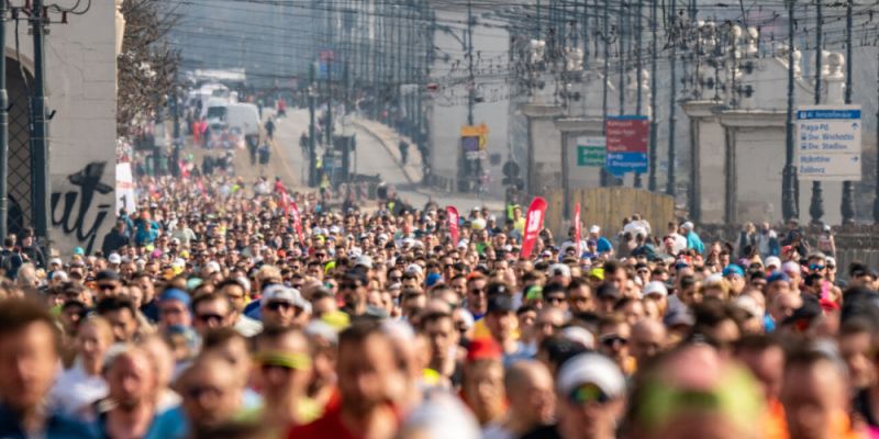 Warszawa pobiegnie rekordowo. 33 tys. biegaczy na starcie Półmaratonu i Biegu na Piątkę